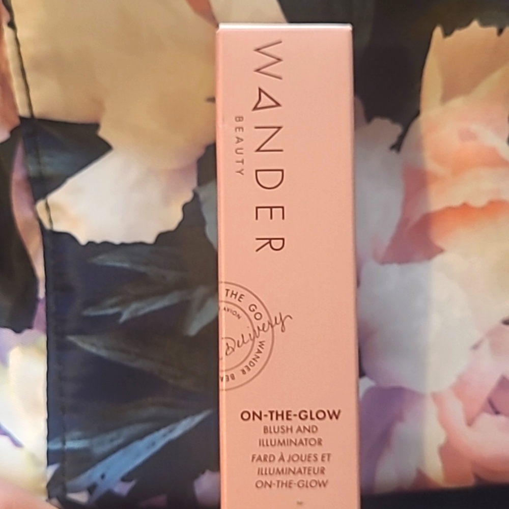 Wander beauty on-the-glow blush and illuminator